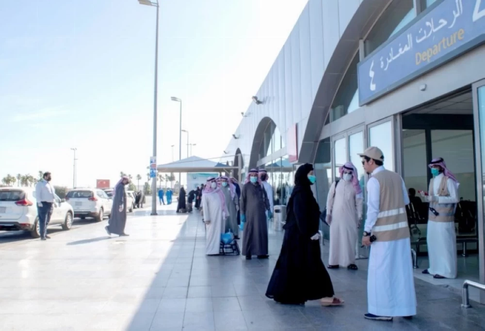 إيقاف تصاريح العمرة اعتباراً من السبت.. «الحج» تتيح استثناء المحرم في «نسك»