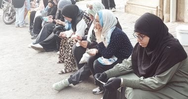 "وجودنا بيطمنهم".. الأمهات يفترشن الأرصفة فى محيط لجان الامتحان