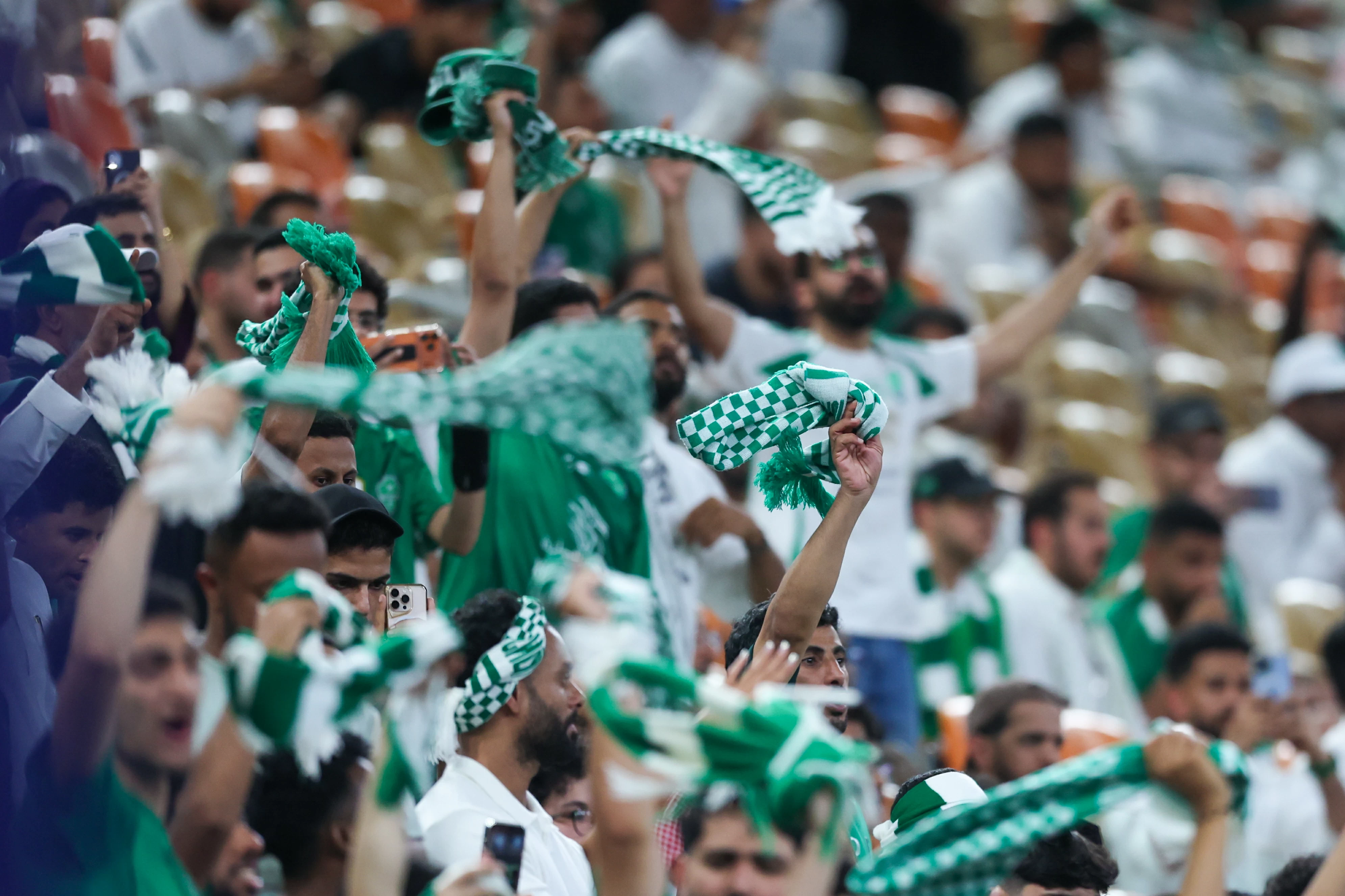 أمام الأخدود.. «الفيصل» يتحول إلى لوحة فرح أهلاوي قاري