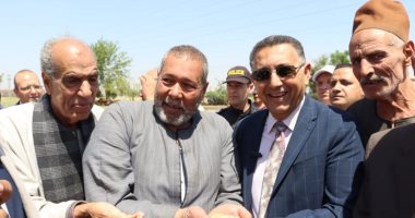 محافظ القليوبية يتفقد موسم حصاد القمح بقها.. ويؤكد: الدولة حريصة على دعم المزارع