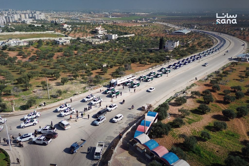 مشاهد لعرض سيارات قيادة الأمن الداخلي في شوارع إدلب بالهوية البصرية الجديدة