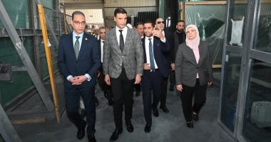 وزير الصناعة يتفقد مصنع متخصص في زجاج السيارات والألومنيوم