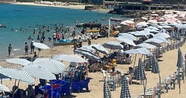 شواطئ الإسكندرية تسقبل الزائرين في ثاني أيام عيد الاضحي