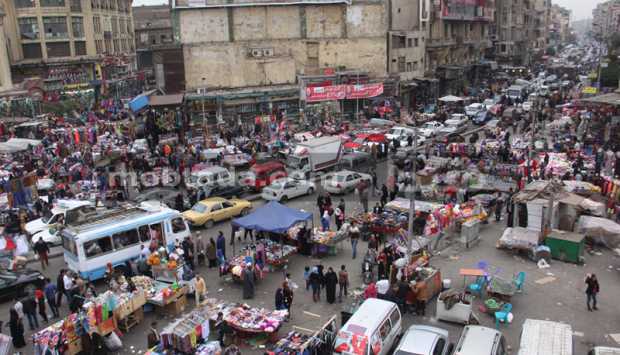 حي الموسكي.. صورة نادرة لـ أشهر المناطق التجارية في القاهرة منذ 71 سنة