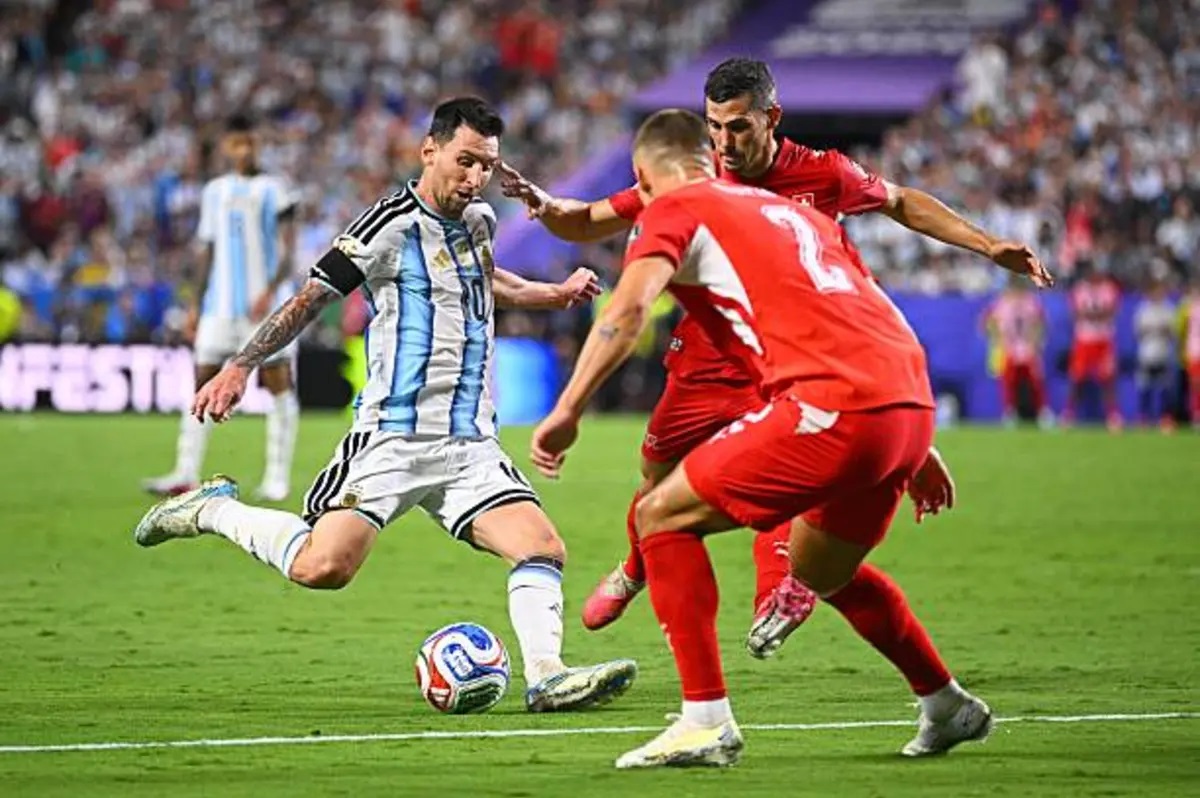 مونديال 2026: سويسرا تحتج بغضب على طرد إمبولو "الكارثي" أمام الأرجنتين