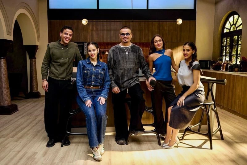 «بين النجومية والأبوّة».. عمرو دياب يفاجئ جمهوره بظهور عائلي