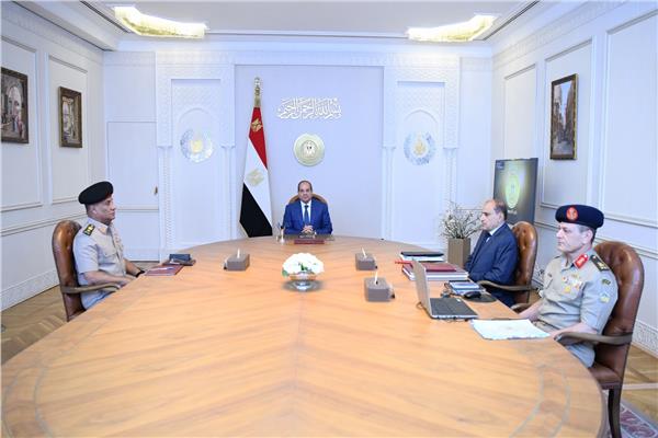 الرئيس السيسي يبحث مع وزير الدفاع جهود القوات المسلحة في إنجاز المشروعات القومية
