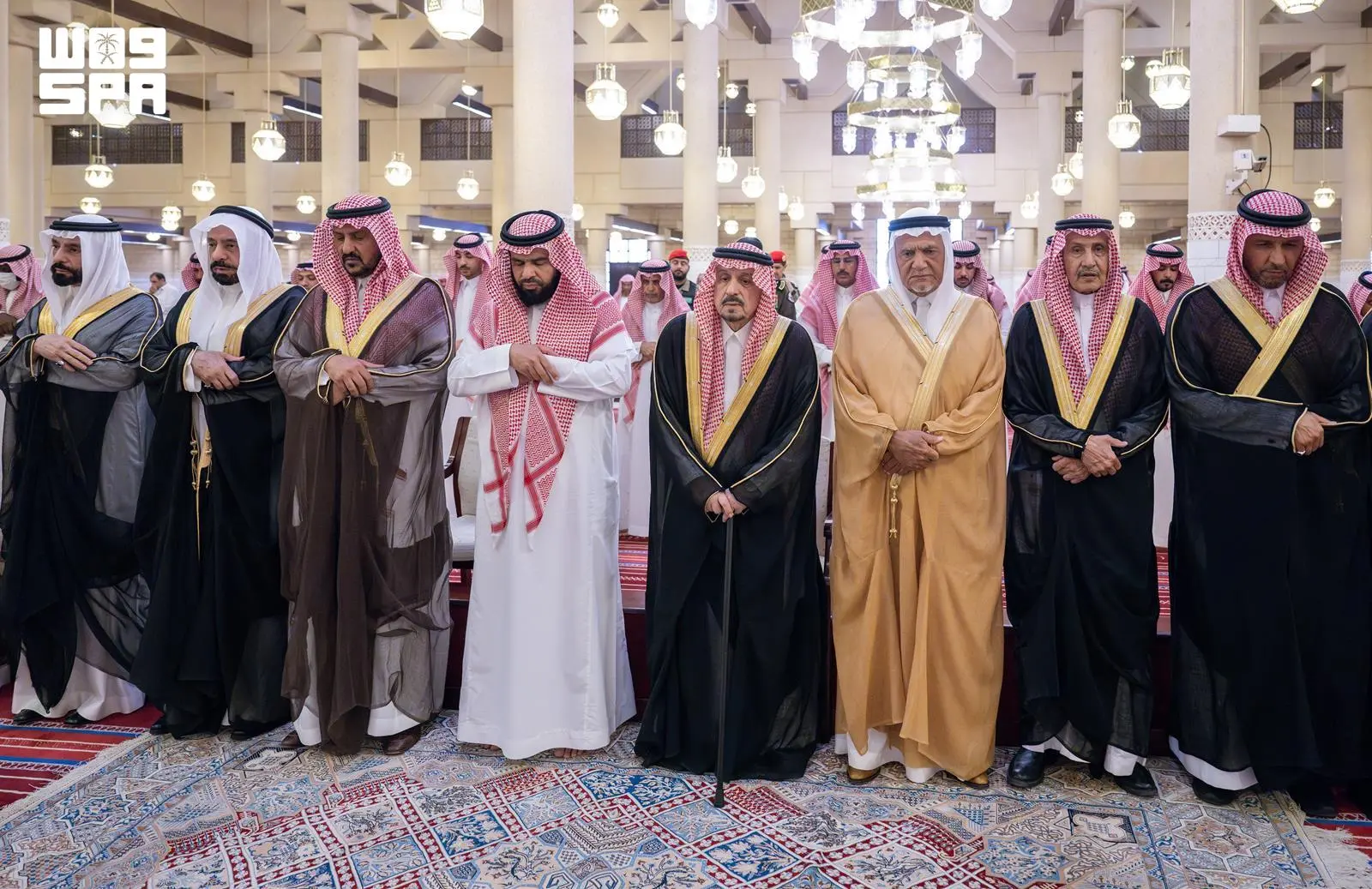 أمير الرياض يؤدي صلاة الميت على الأمير نواف بن نايف بن ممدوح بن عبدالعزيز