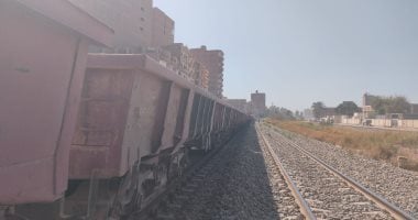 خروج عربة قطار بضائع عن القضبان في سوهاج