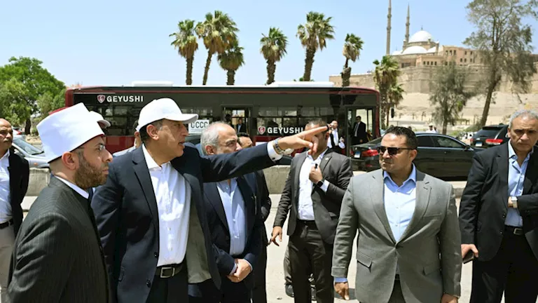 رئيس الوزراء يتفقد أعمال ترميم مسجد المسبح