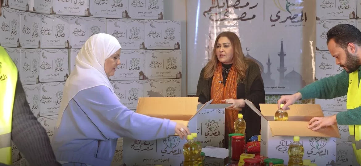 نجوم الفن يشاركون في تعبئة كراتين «رمضانكم مصري» لدعم الأكثر احتياجًا