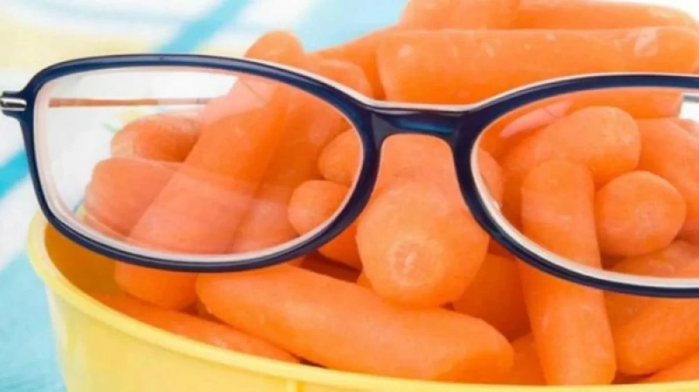 طبيب مختص يجيب.. هل الجزر يقوي النظر؟