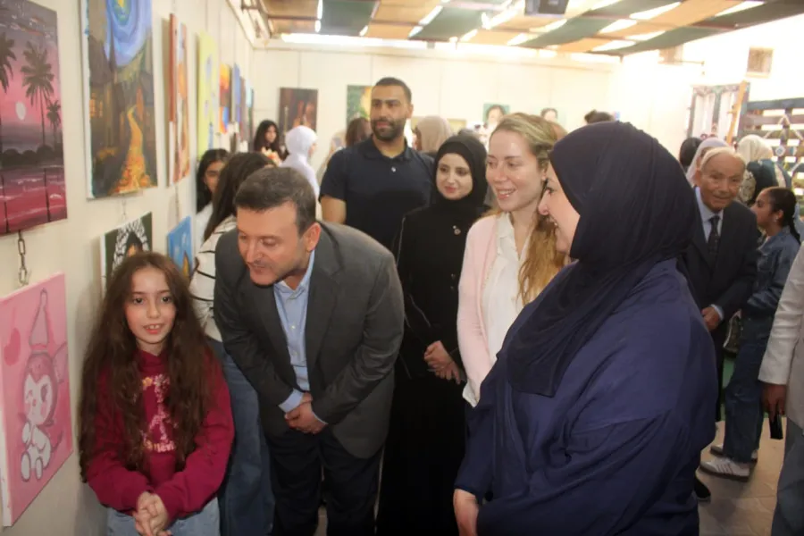 افتتاح المعرض الفني التشكيلي بعنوان "على طريق الكبار" بإربد