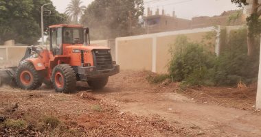 حملات تمهيد للطرق ونظافة ورفع مخلفات بقرية الرزيقات في الأقصر