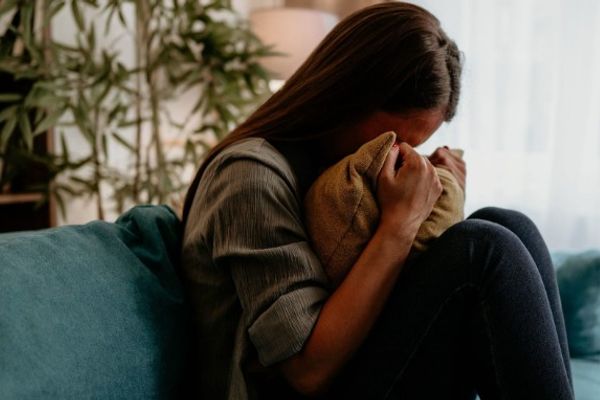 دراسة تكشف سر استمرار الحزن بعد فقد الأحبة