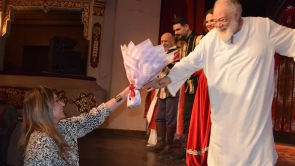 ليلى علوي تحتفي بـ"الملك لير" وتقبل يد يحيى الفخراني: الفن الحقيقي ما زال بخير