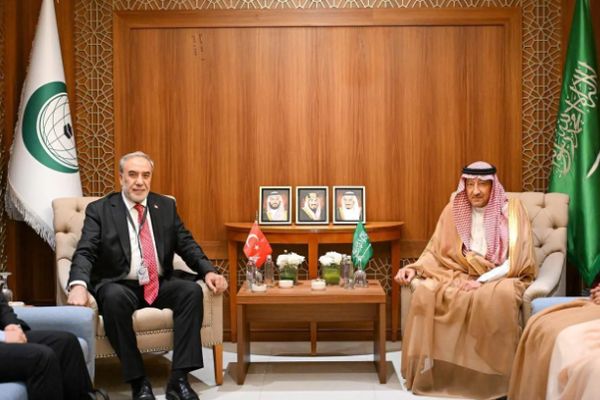 الخريجي يلتقي نائب وزير خارجية تركيا