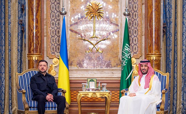 ولي العهد السعودي يلتقي الرئيس الأوكراني في جدة