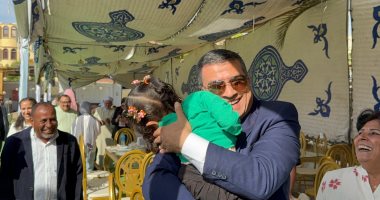 محافظ قنا يشارك أطفال دور الرحمة وأسر الشهداء وذوى الهمم فرحة عيد الأضحى
