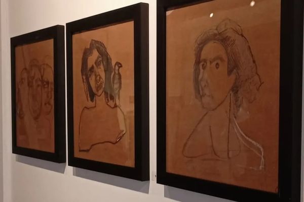 لوحاتُ الفنّانة نادين عميره.. أسئلة الهُويّة والدّور الاجتماعي