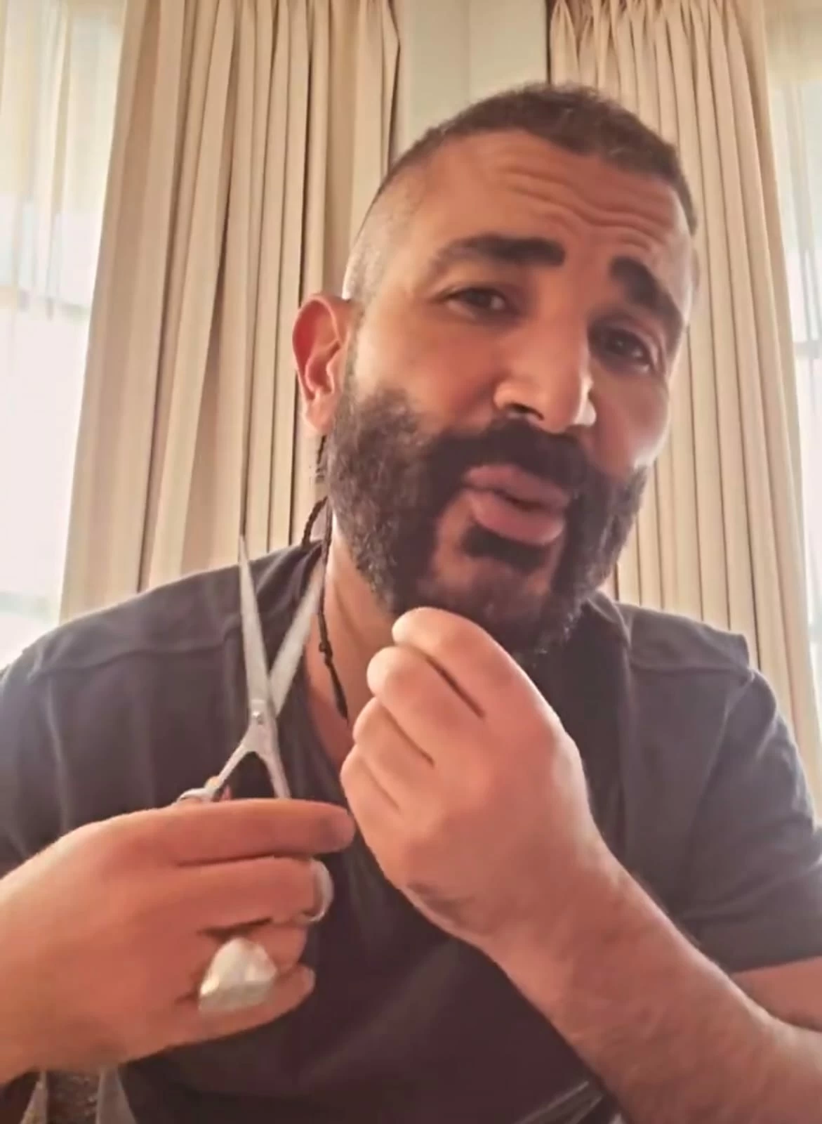 كيف تعامل أحمد سعد مع جمهوره بعد جدل "المظهر الأخير"؟