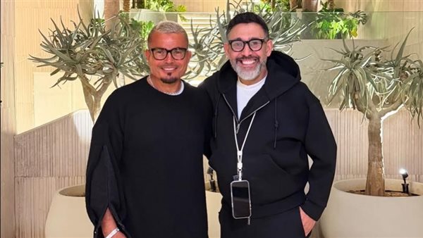 الهضبة ينشر صورة برفقة عمرو مصطفى في أحدث ظهور، والجمهور