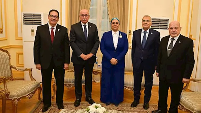 جامعة القاهرة تكرم المستشارة أمل عمار تقديرًا لمسيرتها القضائية المتمي