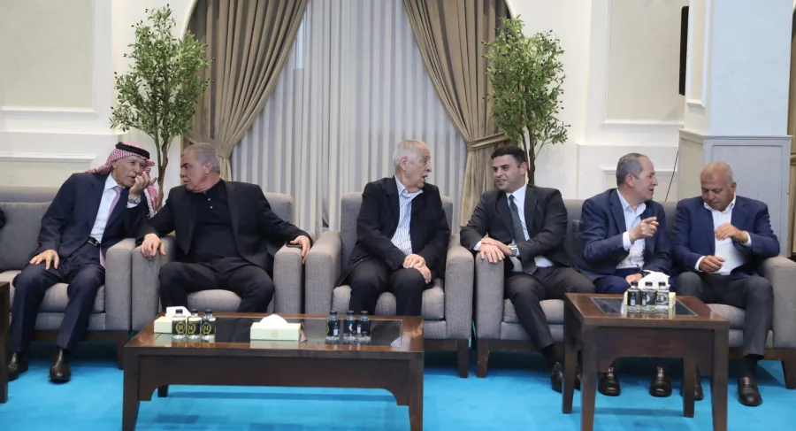 مندوبا عن الملك وولي العهد...العيسوي يعزي عشيرتي الحديد والشرعة