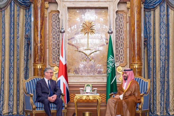 ولي العهد يلتقي رئيس الوزراء البريطاني