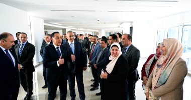 فى أول ساعة عمل بعد حلف الوزراء الجدد اليمين الدستورية.. مصطفى مدبولى يمر على قطاعات الأمانة العامة لمجلس الوزراء.. ويشكر الموظفين على جهودهم المبذولة ويطالبهم بمزيد من الجهد خلال الفترة المقبلة