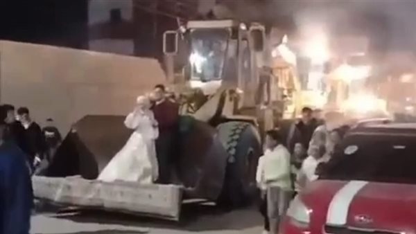 تاجر لوادر يزف نجله بالمعدات الثقيلة في فرحه بالفيوم