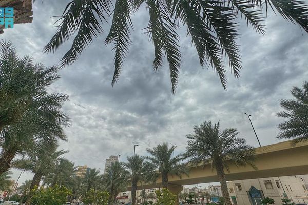 السحب تزين سماء مكة المكرمة في مشهدٍ جمالي لافت
