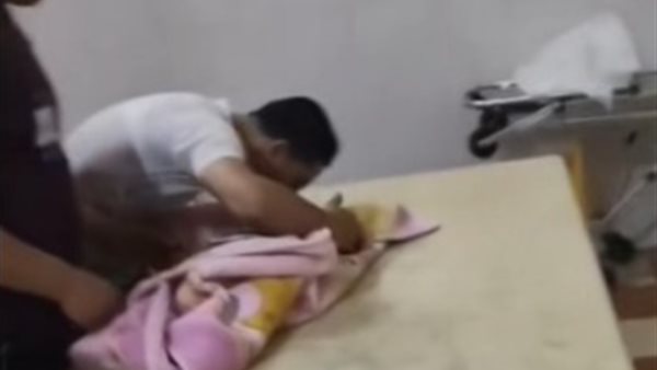تفاصيل الساعات الأخيرة في حياة طفل المنزلة.. وفاة مأساوية بسبب حبة فول سوداني
