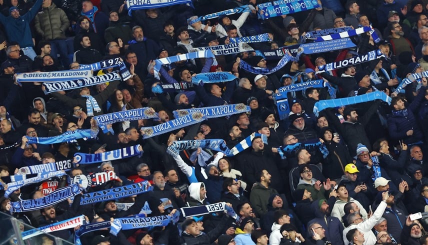 بسبب قرار "VAR".. مشجع نابولي يتعرض للطعن من زوجته