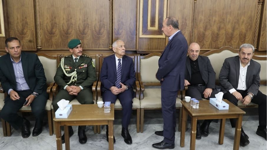 مندوبا عن الملك وولي العهد.. العيسوي يعزي آل الجندي