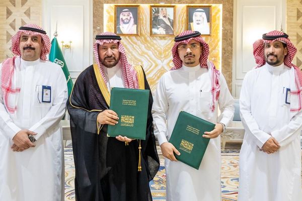 أمين القصيم يوقع عقدا لتطوير ميدان الملك سلمان مع الأمير سلطان في بريدة