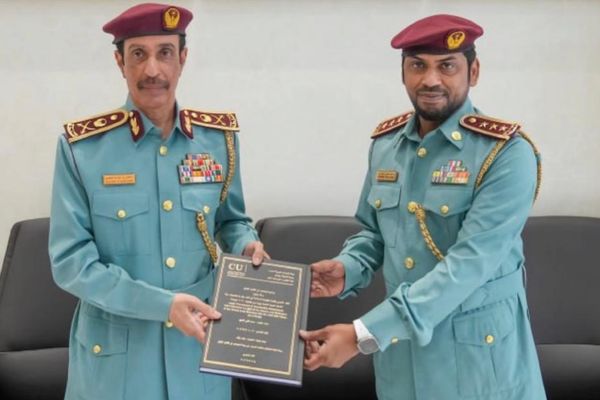 اللواء سلطان النعيمي يتلقى نسخة من رسالة الماجستير لضابط بشرطة عجمان