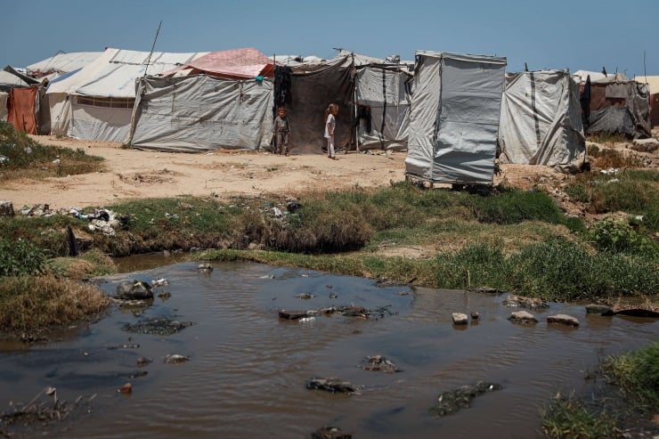 فايننشال تايمز: نازحو غزة المدمرة يكافحون من أجل البقاء في الخيام بين الأنقاض القذرة والأمراض والقوارض