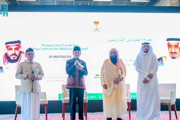 موائدُ المملكةِ تمتدُّ إلى مسجدِ الاستقلال وتجمعُ 3500 صائمٍ