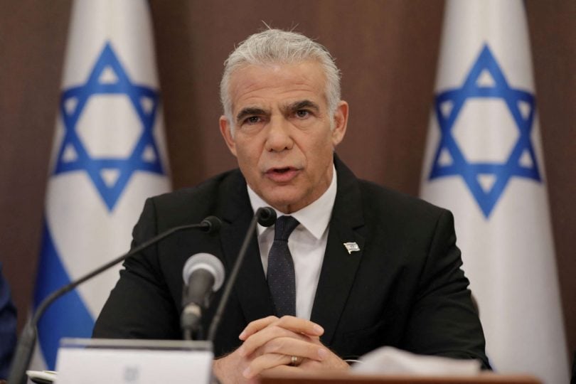 لبيد يدعم مخطط “إسرائيل الكبرى” ويزعم أن “الحدود التوراتية واضحة”