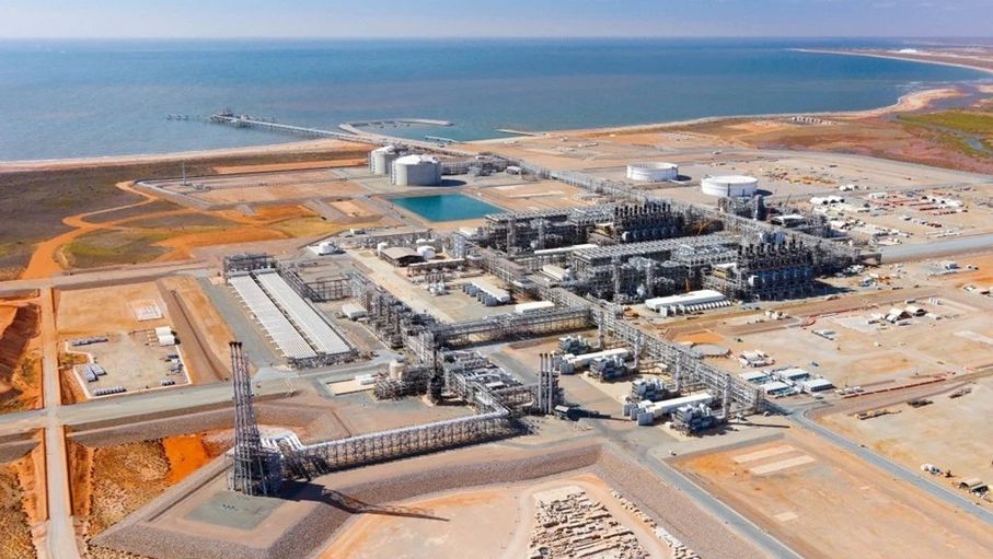 أبوظبي تعلن تعليق العمل في منشآت للغاز جراء سقوط شظايا صاروخية