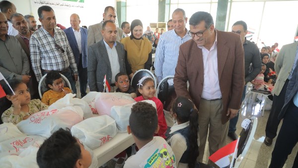 محافظ قنا يشهد احتفالية يوم اليتيم ويكرم المتفوقين والأمهات المثاليات