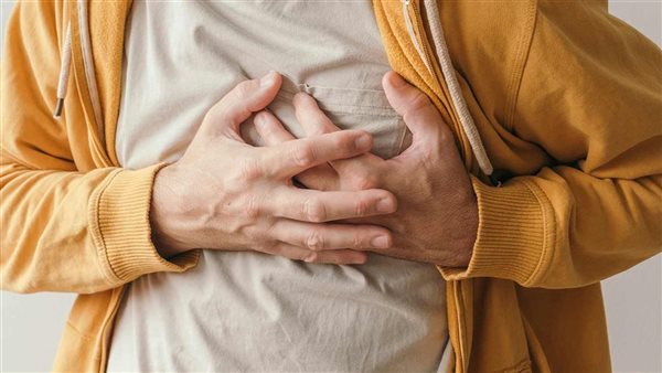 أسباب وأعراض تجمع المياه حول القلب