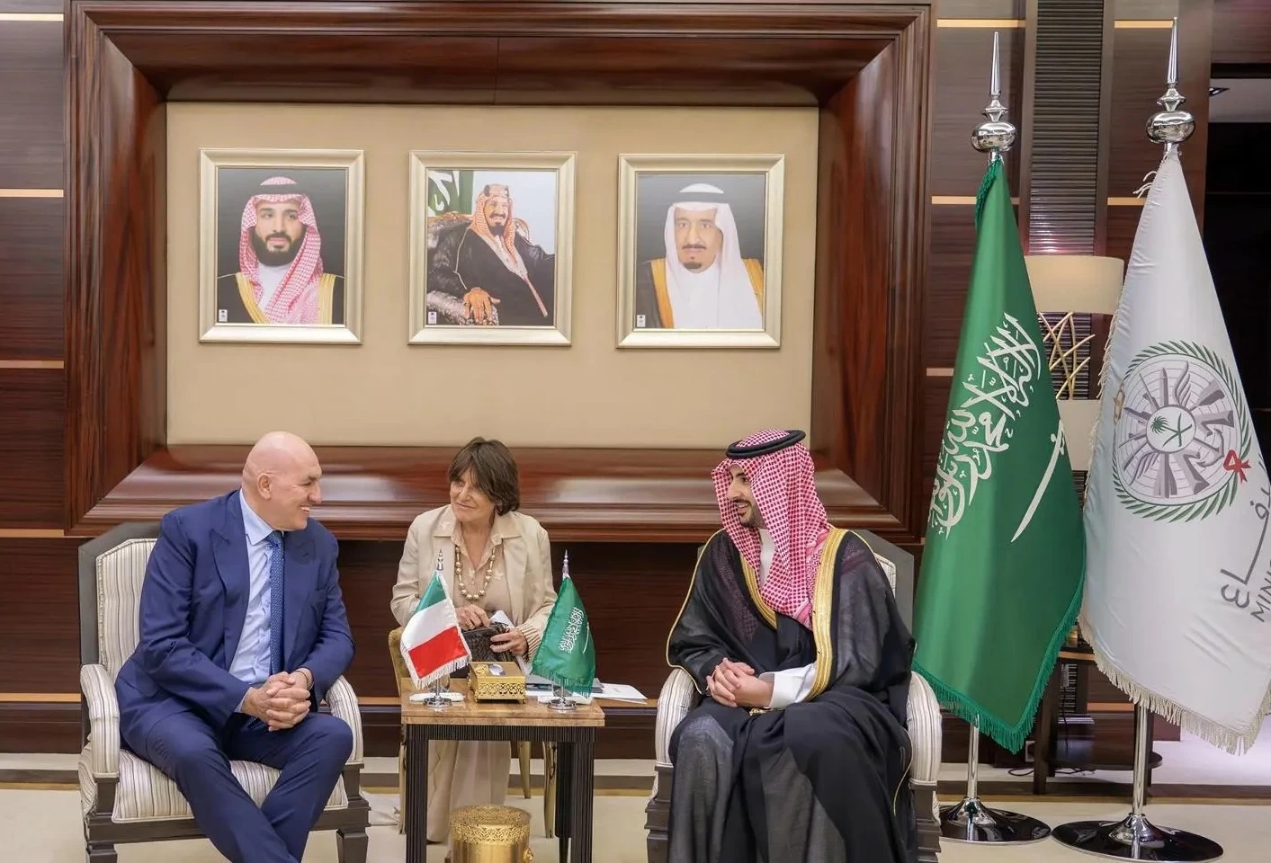 وزير الدفاع ونظيره الإيطالي يستعرضان الشراكة بين البلدين وسبل مواصلة تطويرها في المجالين العسكري والدفاعي