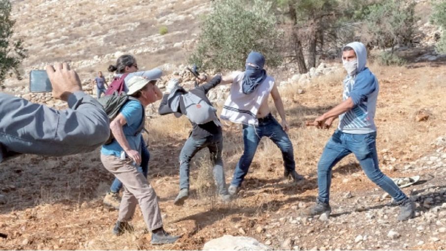 مستوطنون يقتحمون منازل فلسطينيين ويعتدون جنسيا على أحد المقيمين أمام أبناء عائلته
