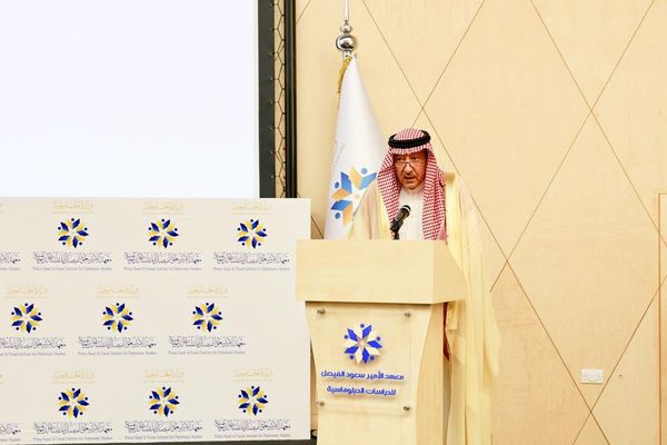 نائب وزير الخارجية يشارك في ندوة "اليوم العالمي للاجئ"
