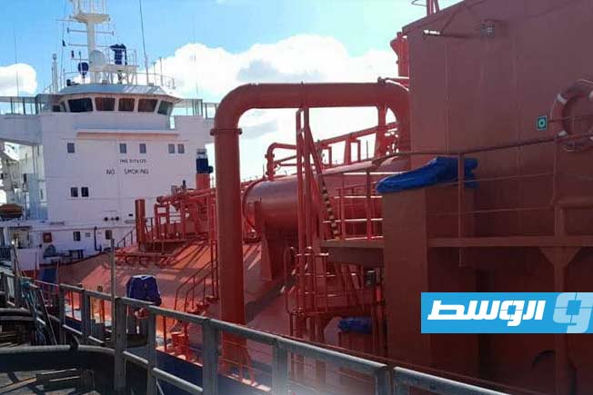 وصول ناقلة محملة بـ2300 طن متري من غاز الطهي إلى ميناء بنغازي
