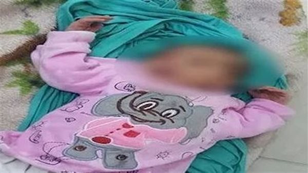 "رضيعة في حقيبة".. قصة العثور على طفلة أمام مسجد الحافي بالمنيا