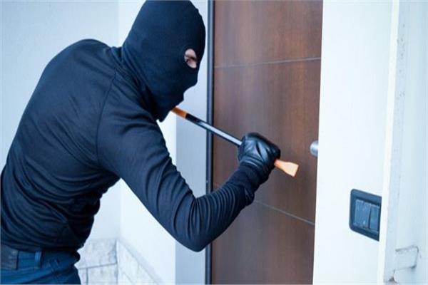 ضبط عاطل سرق محتويات شقة سكنية بأسوان