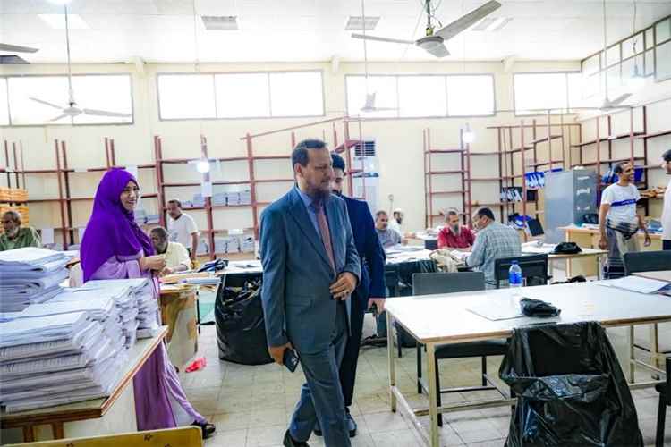 محافظ عدن يطلع على سير عملية تصحيح الامتحانات الوزارية في مكتب التربية